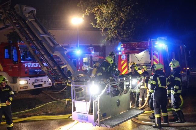 	Großeinsatz: Blitzeinschlag setzte Wirtschaftstrakt eines Bauernhofes in Fraham in Brand