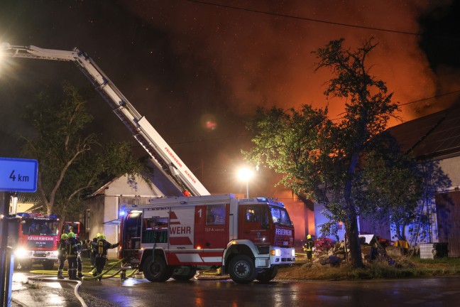 	Großeinsatz: Blitzeinschlag setzte Wirtschaftstrakt eines Bauernhofes in Fraham in Brand