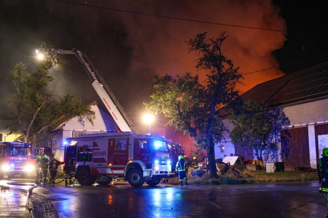 	Großeinsatz: Blitzeinschlag setzte Wirtschaftstrakt eines Bauernhofes in Fraham in Brand