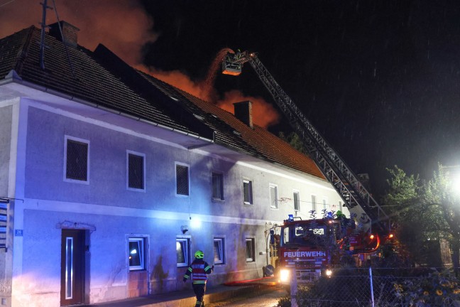 	Großeinsatz: Blitzeinschlag setzte Wirtschaftstrakt eines Bauernhofes in Fraham in Brand