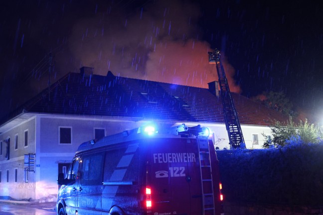 	Großeinsatz: Blitzeinschlag setzte Wirtschaftstrakt eines Bauernhofes in Fraham in Brand