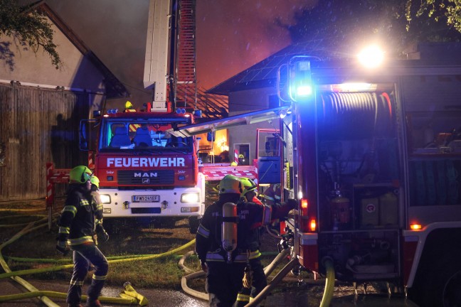 	Großeinsatz: Blitzeinschlag setzte Wirtschaftstrakt eines Bauernhofes in Fraham in Brand