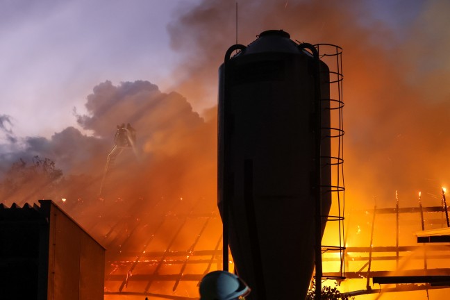 	Großeinsatz: Blitzeinschlag setzte Wirtschaftstrakt eines Bauernhofes in Fraham in Brand