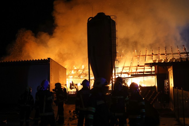 	Großeinsatz: Blitzeinschlag setzte Wirtschaftstrakt eines Bauernhofes in Fraham in Brand