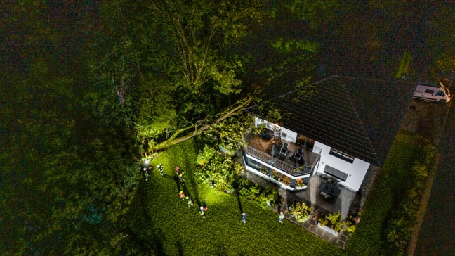 	Gewitter im Innviertel: Baum in St. Peter am Hart auf Wohnhaus gestürzt