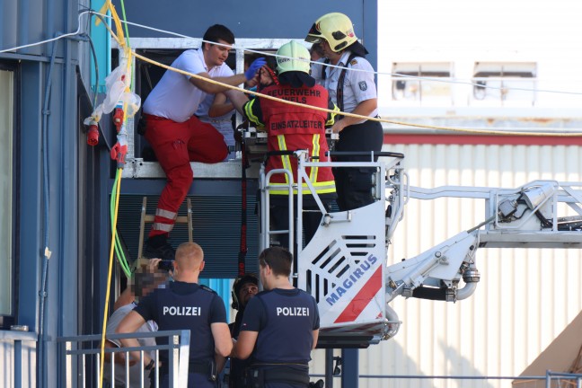 	Personenrettung in Wels-Neustadt: Arbeiter stürzte innerhalb einer Leuchtreklame aus größerer Höhe ab