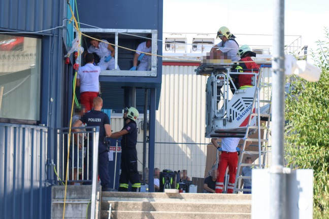 	Personenrettung in Wels-Neustadt: Arbeiter stürzte innerhalb einer Leuchtreklame aus größerer Höhe ab