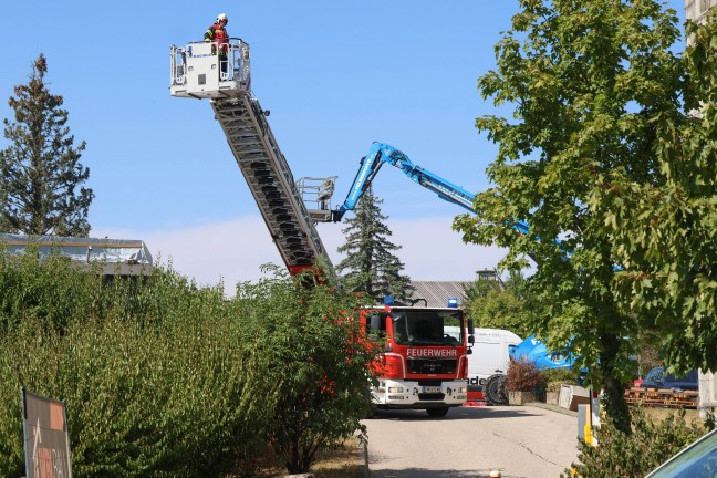 	Personenrettung in Wels-Neustadt: Arbeiter stürzte innerhalb einer Leuchtreklame aus größerer Höhe ab