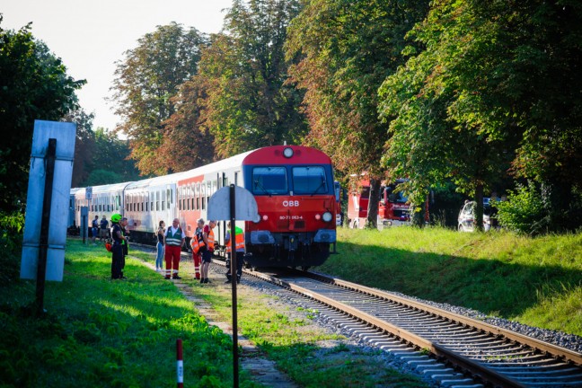 	Personenrettung: Person in Braunau am Inn von Regionalzug erfasst und schwer verletzt