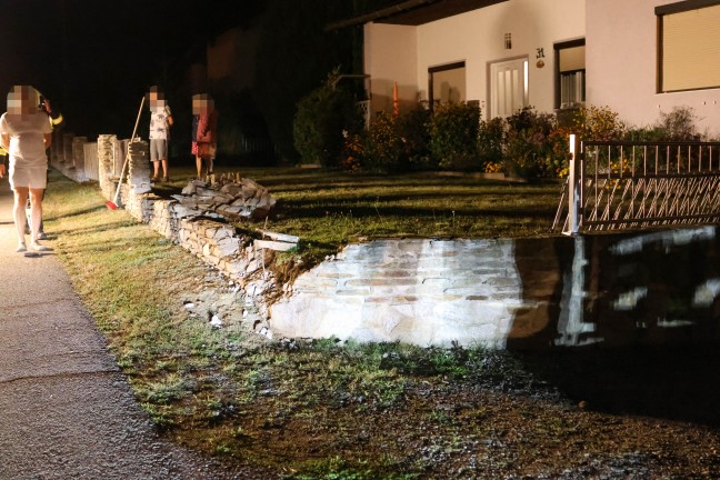 	Auto bei Verkehrsunfall in Hartkirchen gegen Gartenzaun gekracht