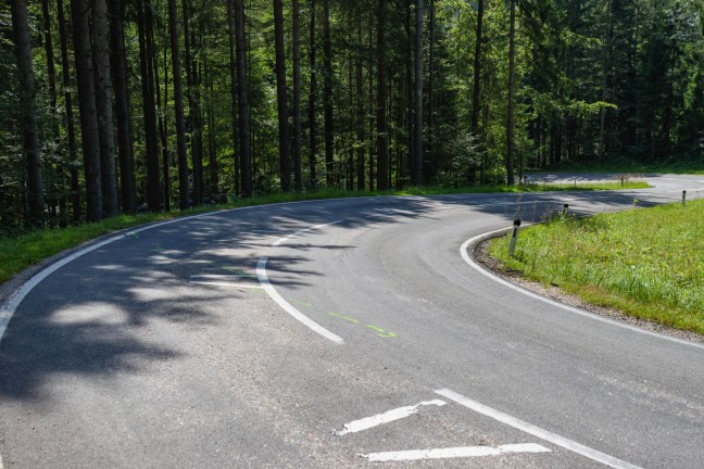 	Tödlicher Motorradunfall: 49-Jähriger prallte bei Altmünster in einer Kehre mit Kopf gegen Baum