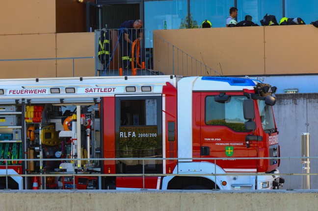 Three fire departments responded to a fire at a technology company in Satteldet.