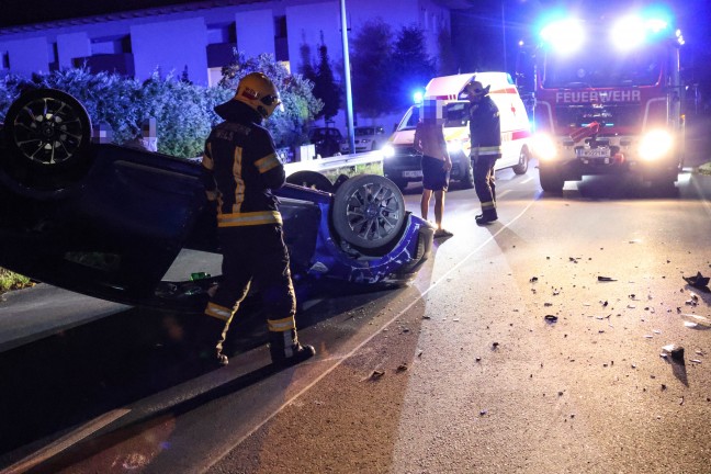 	Autoüberschlag nach heftiger Kollision mit parkendem PKW in Wels-Pernau