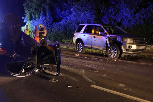 	Autoüberschlag nach heftiger Kollision mit parkendem PKW in Wels-Pernau