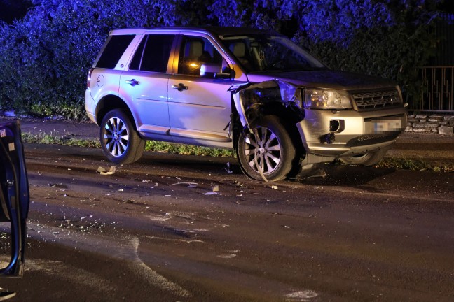 	Autoüberschlag nach heftiger Kollision mit parkendem PKW in Wels-Pernau