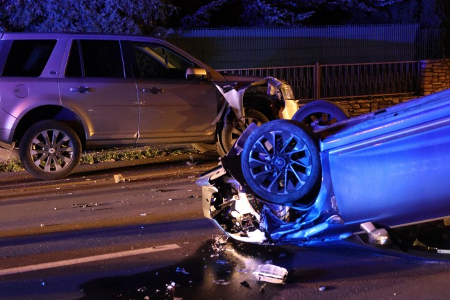 	Autoüberschlag nach heftiger Kollision mit parkendem PKW in Wels-Pernau