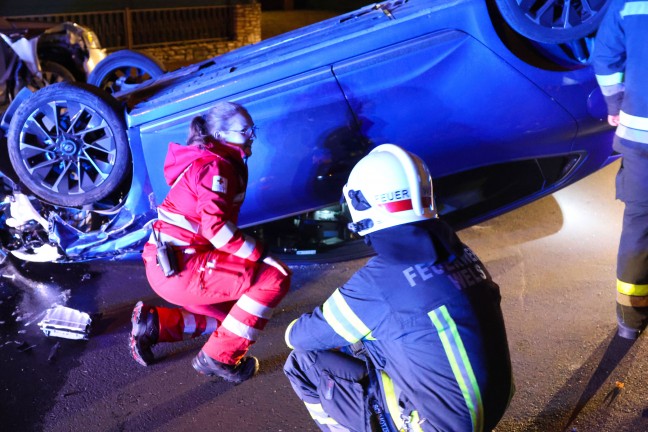 	Autoüberschlag nach heftiger Kollision mit parkendem PKW in Wels-Pernau