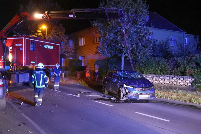 	Autoüberschlag nach heftiger Kollision mit parkendem PKW in Wels-Pernau