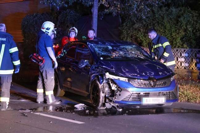 	Autoüberschlag nach heftiger Kollision mit parkendem PKW in Wels-Pernau