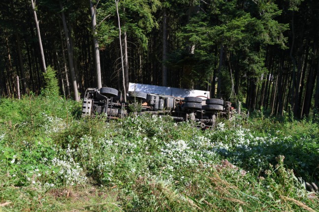 	LKW abgestürzt: Lenker (55) bei schwerem Unfall auf Forststraße in Gmunden tödlich verunfallt