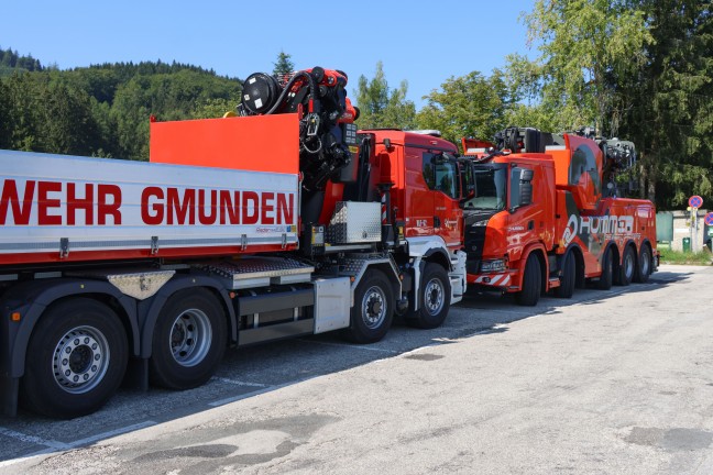 	LKW abgestürzt: Lenker (55) bei schwerem Unfall auf Forststraße in Gmunden tödlich verunfallt