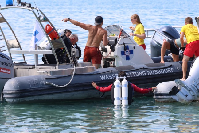 	Weyregg am Attersee: Großeinsatz mit Tauchern und Booten bei Suche nach vermisstem Kind im Attersee