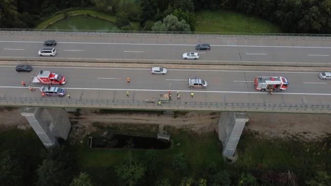 	Aufräumarbeiten nach Verkehrsunfall auf Autobahnbrücke bei Eberstalzell