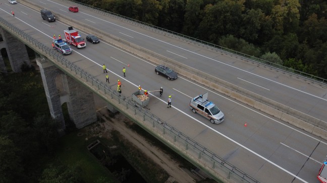 	Aufräumarbeiten nach Verkehrsunfall auf Autobahnbrücke bei Eberstalzell