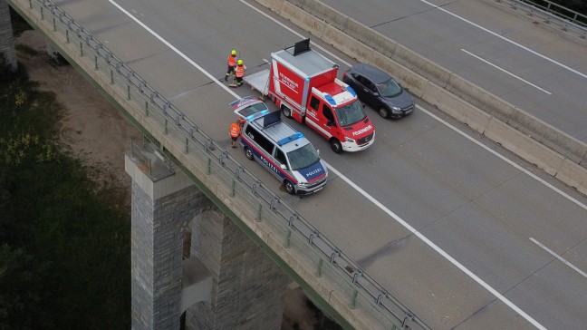 	Aufräumarbeiten nach Verkehrsunfall auf Autobahnbrücke bei Eberstalzell