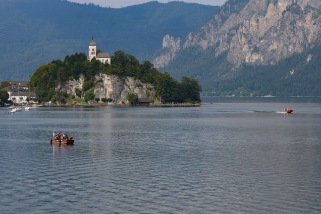 	Schwerer Tauchunfall: Großeinsatz bei Suche nach vermisstem Taucher im Traunsee bei Traunkirchen