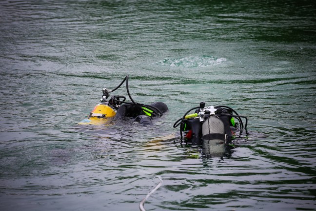 	Handbremse vergessen: Auto in einen Baggersee in Mining gerollt und untergegangen