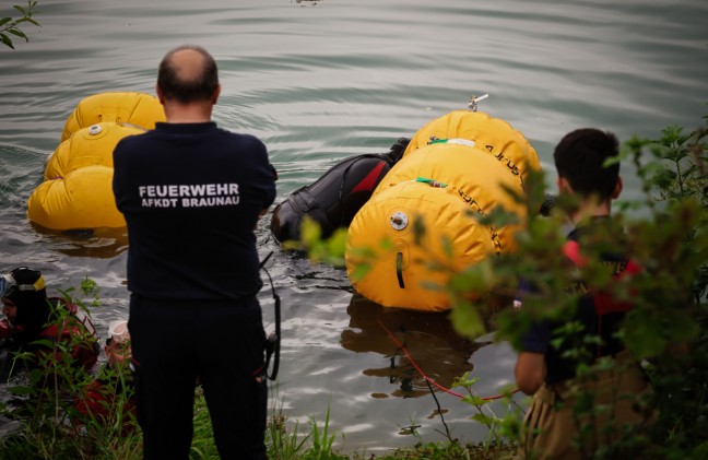 	Handbremse vergessen: Auto in einen Baggersee in Mining gerollt und untergegangen