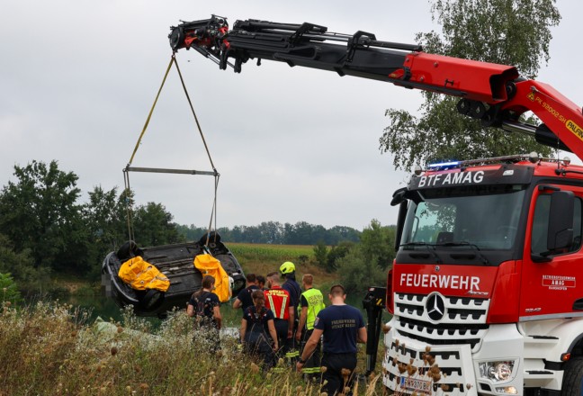 	Handbremse vergessen: Auto in einen Baggersee in Mining gerollt und untergegangen