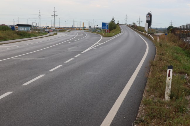 	Autoüberschlag im Bereich eines Überführungsbauwerks auf Gmundener Straße in Edt bei Lambach