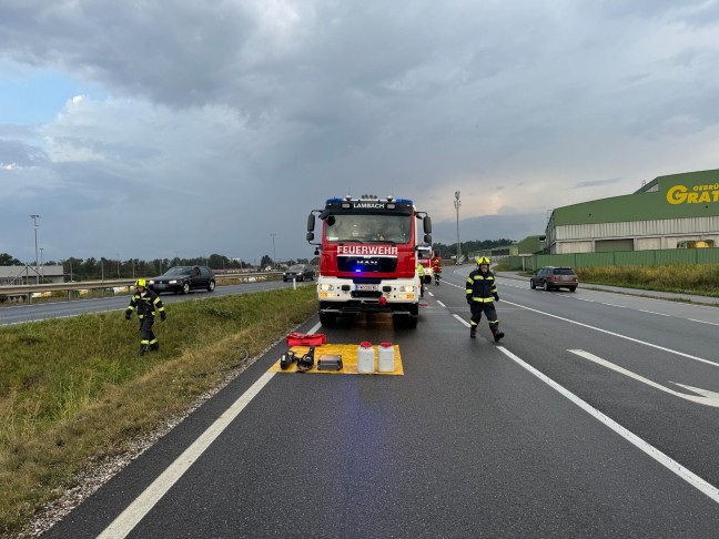 	Autoüberschlag im Bereich eines Überführungsbauwerks auf Gmundener Straße in Edt bei Lambach