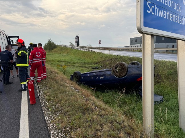 	Autoüberschlag im Bereich eines Überführungsbauwerks auf Gmundener Straße in Edt bei Lambach