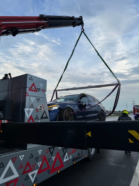 	Autoüberschlag im Bereich eines Überführungsbauwerks auf Gmundener Straße in Edt bei Lambach