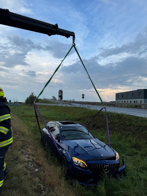 	Autoüberschlag im Bereich eines Überführungsbauwerks auf Gmundener Straße in Edt bei Lambach