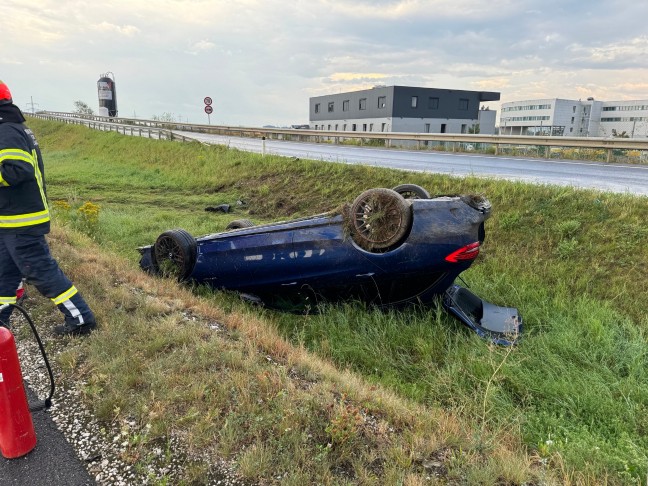 	Autoüberschlag im Bereich eines Überführungsbauwerks auf Gmundener Straße in Edt bei Lambach