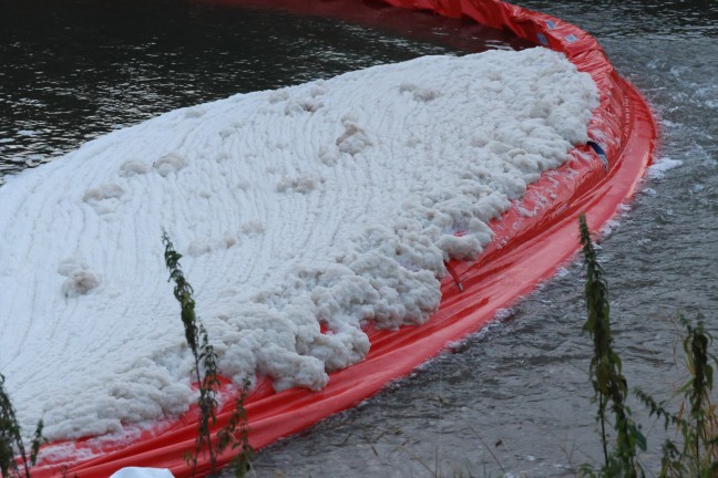 	Umweltalarm: Schaumaustritt in die Krems sorgt für großen Schadstoffeinsatz in Ansfelden