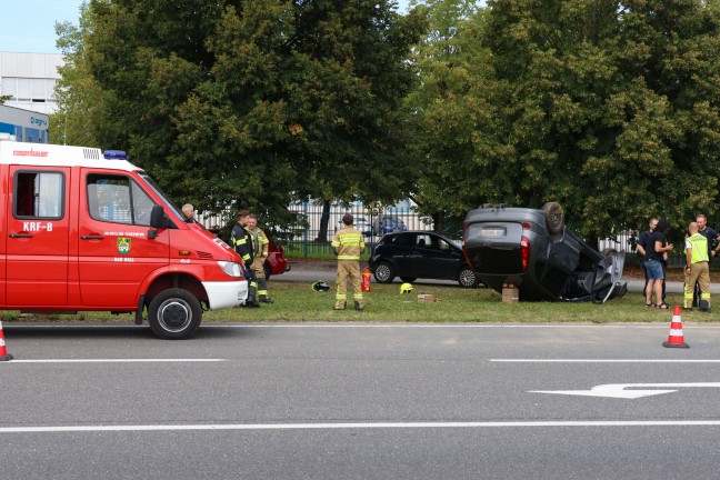 	Auto auf Voralpenstraße bei Bad Hall nach Kollision mit Verkehrszeichen überschlagen