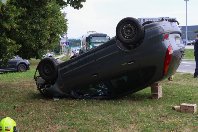 	Auto auf Voralpenstraße bei Bad Hall nach Kollision mit Verkehrszeichen überschlagen