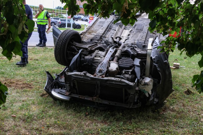 	Auto auf Voralpenstraße bei Bad Hall nach Kollision mit Verkehrszeichen überschlagen