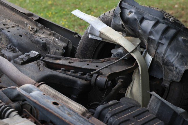 	Auto auf Voralpenstraße bei Bad Hall nach Kollision mit Verkehrszeichen überschlagen