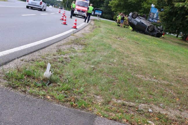 	Auto auf Voralpenstraße bei Bad Hall nach Kollision mit Verkehrszeichen überschlagen