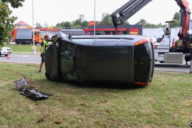 	Auto auf Voralpenstraße bei Bad Hall nach Kollision mit Verkehrszeichen überschlagen