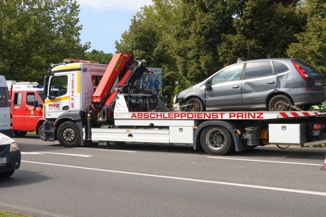 	Auto auf Voralpenstraße bei Bad Hall nach Kollision mit Verkehrszeichen überschlagen