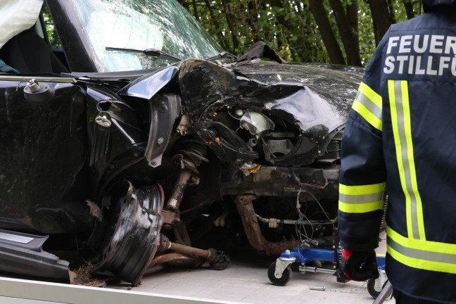 	Auto gegen Baum: Eine Tote und drei teils Schwerverletzte bei folgenschwerem Unfall in Waizenkirchen