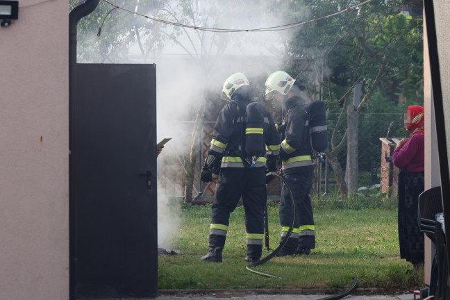 	Müll verbrannt: Feuerwehr und Polizei in Wels-Schafwiesen im Einsatz