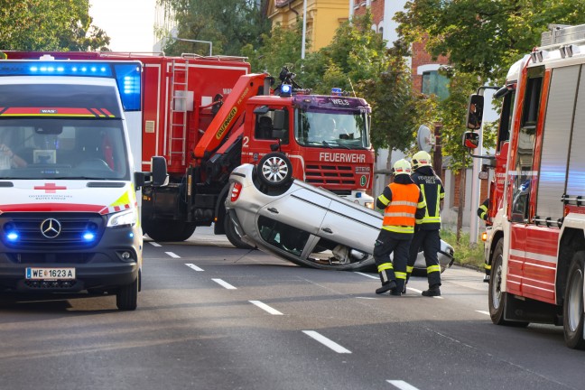 	Auto nach Kollision mit Baum auf Wiener Straße in Wels-Pernau überschlagen